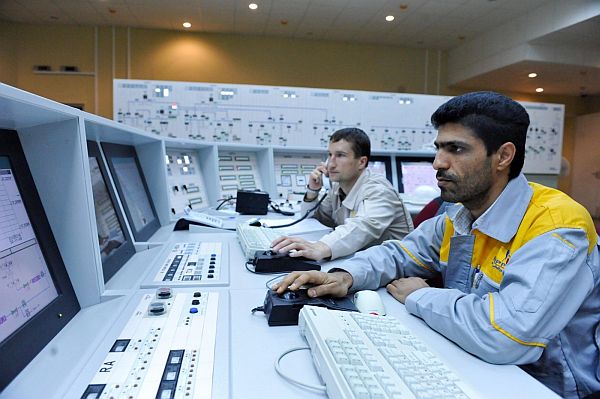 Operátoři v budované íránské elektrárně Búšehr.