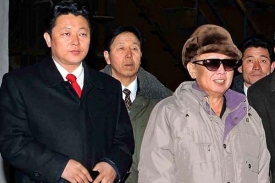 Třeti syn diktátora Kim Čong-ila (vpravo) Kim Čong-wu v ocelárně.