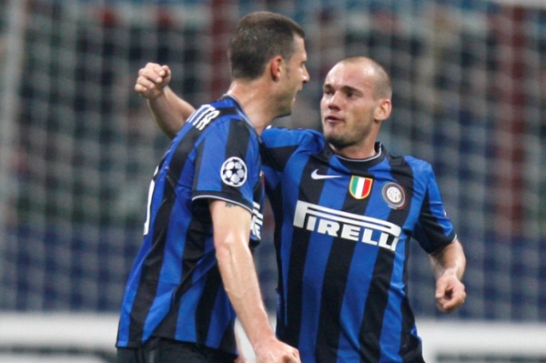 Wesley Sneijder oslavuje vstřelení branky s Thiagem Mottou.