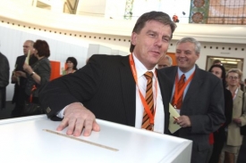 L&iacute;drem do voleb zůst&aacute;v&aacute; Miloslav Vlček.