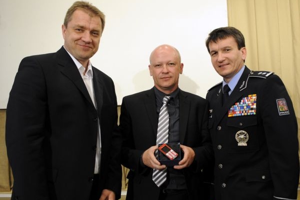 Marek Herman (vlevo) s předsedou ČMFS Haškem a policejním prezidentem. Marek Herman (vlevo) s předsedou ČMFS Haškem a policejním prezidentem.