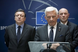 Předseda europarlamentu Jerzy Buzek (uprostřed).