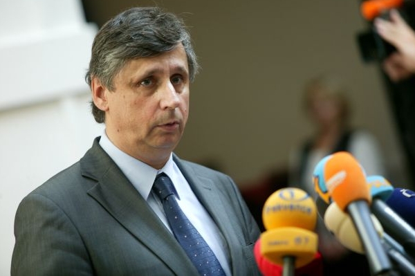 Jan Fischer by mohl zůstat premiérem i ve druhé polovině roku. Jan Fischer by mohl zůstat premiérem i ve druhé polovině roku.