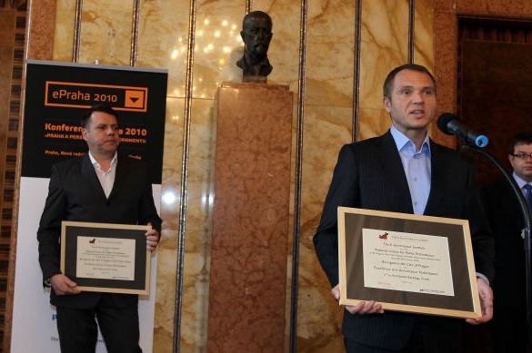 Ocenění převzali Václav Kraus a náměstek primátora Milan Richter. 