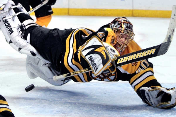 Brankář Bostonu Tuukka Rask při jednom ze svých zákroků proti Buffalu. Brankář Bostonu Tuukka Rask při jednom ze svých zákroků proti Buffalu.