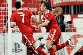 Bayern Mnichov svádí boj o titul s Schalke 04.