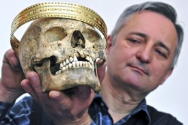 Vladim&iacute;r &Scaron;ebeček vytvořil kopii zlat&eacute; korunky, lebka je původn&iacute;.
