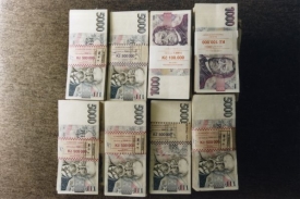 Vlček vrátil půjčku 1,1 milionu korun v hotovosti. Porušil tím zákon.