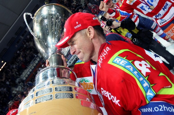 Dominik Hašek s mistrovským pohárem.