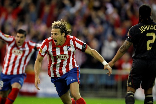 Diego Forlán (uprostřed) slaví vstřelený gól.