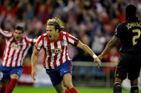Diego Forlán (uprostřed) slaví vstřelený gól. Diego Forlán (uprostřed) slaví vstřelený gól.