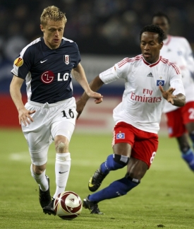 Damien Duff (vlevo) pomohl Fulhamu ke slibnému výsledku v Hamburku.