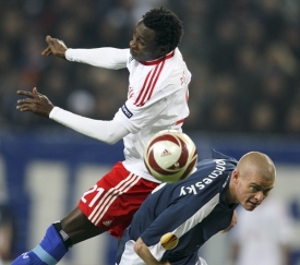 Momentka ze semifinálového klání Hamburk - Fulham.
