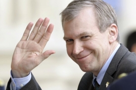 Premi&eacute;r Yves Leterme podal kvůli sporům mezi Valony a Vl&aacute;my demisi.