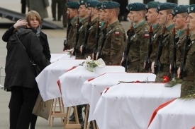 Ceremoniál za oběti neštěstí ve Smolensku.