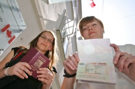 Češky před ambasádou Kanady ve Vídni, kam museli Češi pro víza.