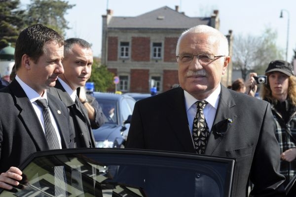 Prezident Václav Klaus po příjezdu na pohřeb polského prezidenta. Prezident Václav Klaus po příjezdu na pohřeb polského prezidenta.