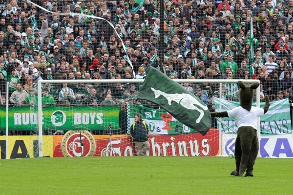 Fanoušci Bohemians 1905 na stadionu ve Vršovicích.