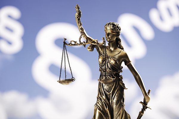 Kalifornská justice se utápí v problémech.