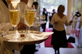 Britsk&yacute; p&aacute;r &uacute;dajně nechtěl, aby ho obsluhovali 