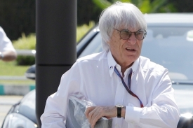 Hlavní boss formule 1 Bernie Ecclestone se dostal domů nejdřív.