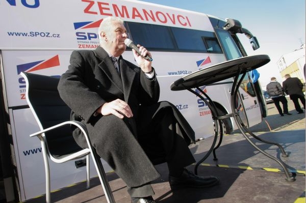 Miloš Zeman sází v kampani na kontakt s voliči.