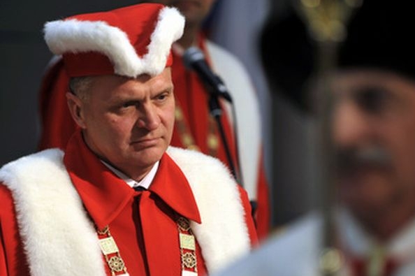 Profesoři se musejí rozhodnout pro jednu školu, rozhodla Kopicová.