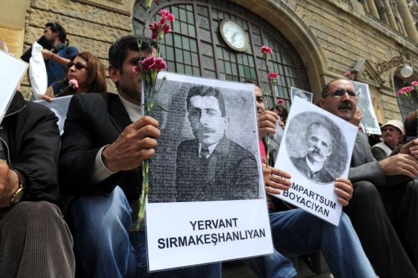 Účastníci manifestace v Istanbulu s fotografiemi deportovaných. Účastníci manifestace v Istanbulu s fotografiemi deportovaných.