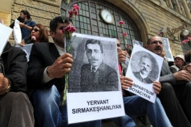 &Uacute;častn&iacute;ci manifestace v Istanbulu s fotografiemi deportovan&yacute;ch.