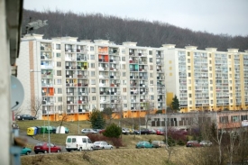 Lidé z litvínovského Janova si pro dávky jezdili luxusními vozy.