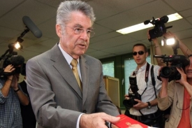 Prezident Heinz Fischer odevzdává při volbách svůj hlas.