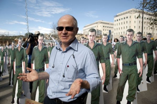 Noam Šalit na demonstraci za propuštění syna Gilada.