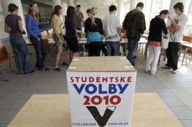 Studenti středních škol volby nanečisto vítají.
