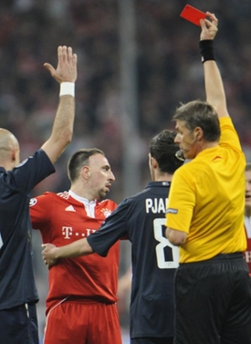 Franck Rib&eacute;ry dost&aacute;v&aacute; červenou kartu v z&aacute;pase proti Lyonu.