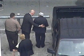 Manuel Noriega (vpravo) na miamském letišti před odletem do Paříže.