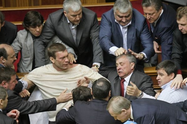 Ukrajinští poslanci se perou kvůli nové smlouvě s Ruskem.