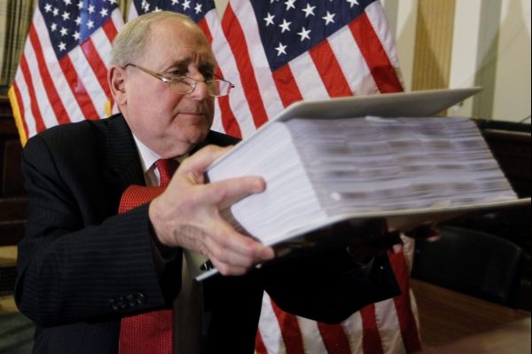 Šéf americké vyšetřovací komise, demokratický senátor Carl Levin.