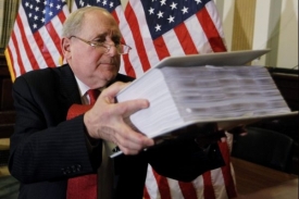 Šéf americké vyšetřovací komise, demokratický senátor Carl Levin.