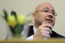 Ministr obrany Martin Barták chce smlouvu podepsat co nejdříve.