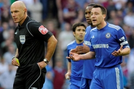 John Terry (vpravo) během utkání anglické Premier League.