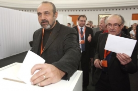 Michal Kraus (vlevo) dnes řekl, že byt financoval z úvěrů.