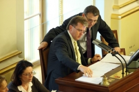 Vlček po diskusích o zneužití dotace a podivných půjčkách rezignoval.