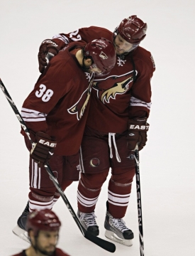 Smutek ve tvářích hráčů Phoenixu Coyotes. Smutek ve tvářích hráčů Phoenixu Coyotes.