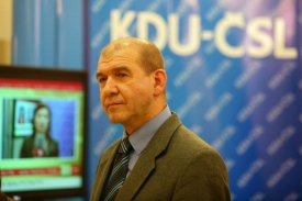 Předseda pražsk&yacute;ch lidovců Ho&scaron;ek bude slavit až 9. května.