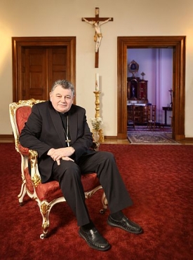 Domik Duka by se měl podle Paroubka vyjádřit k církevním restitucím.