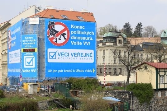 Dům obalený reklamou. V úterý obří plachta Věcí veřejných  zmizela.
