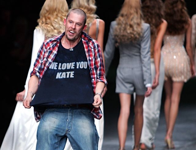 Britský módní návrhář Alexander McQueen. Britský módní návrhář Alexander McQueen.