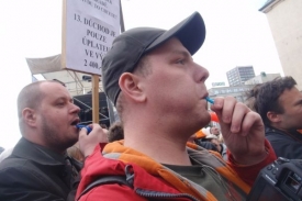 Píšťalkou proti Paroubkovi, ze zahájení kampaně ČSSD v Ostravě.