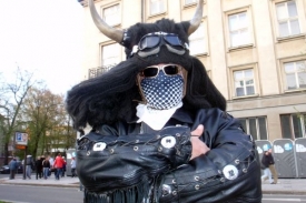 Fanoušek Scorpions na mítinku ČSSD před Novou radnicí v Ostravě.