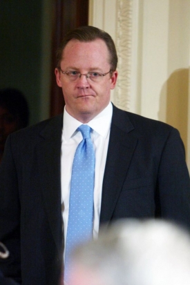Mluvčí prezidenta Robert Gibbs podle novinářů není často na telefonu. Mluvčí prezidenta Robert Gibbs podle novinářů není často na telefonu.